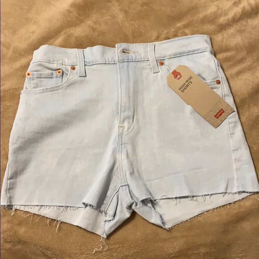 Levi’s hi rise shorts with tag ✨✨